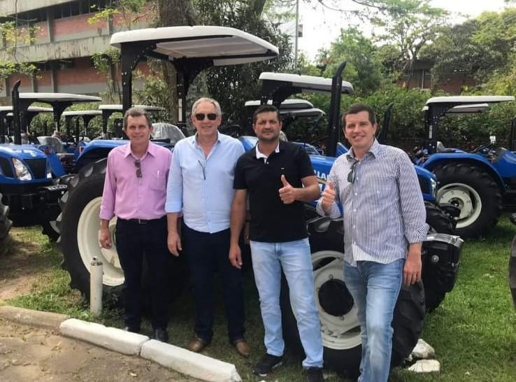 Vidal Ramos é beneficiado com um trator e implementos agrícolas