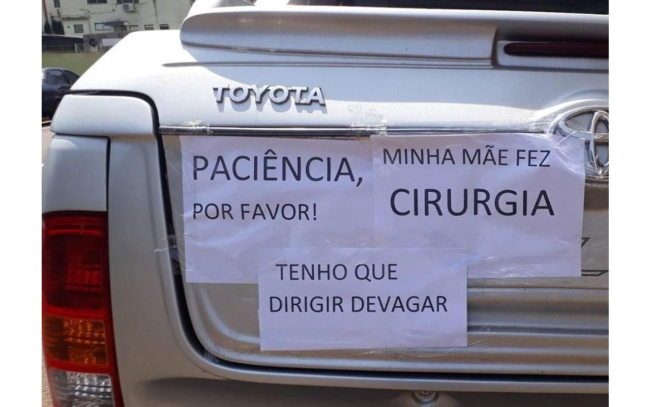 'Paciência, por favor. Minha mãe fez cirurgia': Filha põe cartazes em caminhonete para justificar lentidão em viagem até SC