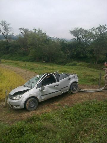 Motorista fica ferido após colidir em caminhão e capotar veículo na BR-470