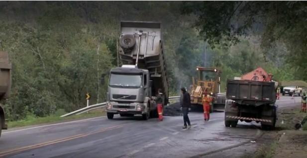 Rodovia SC-427 que liga Rio do Campo e Taió passa por obras emergenciais para tapar rachaduras