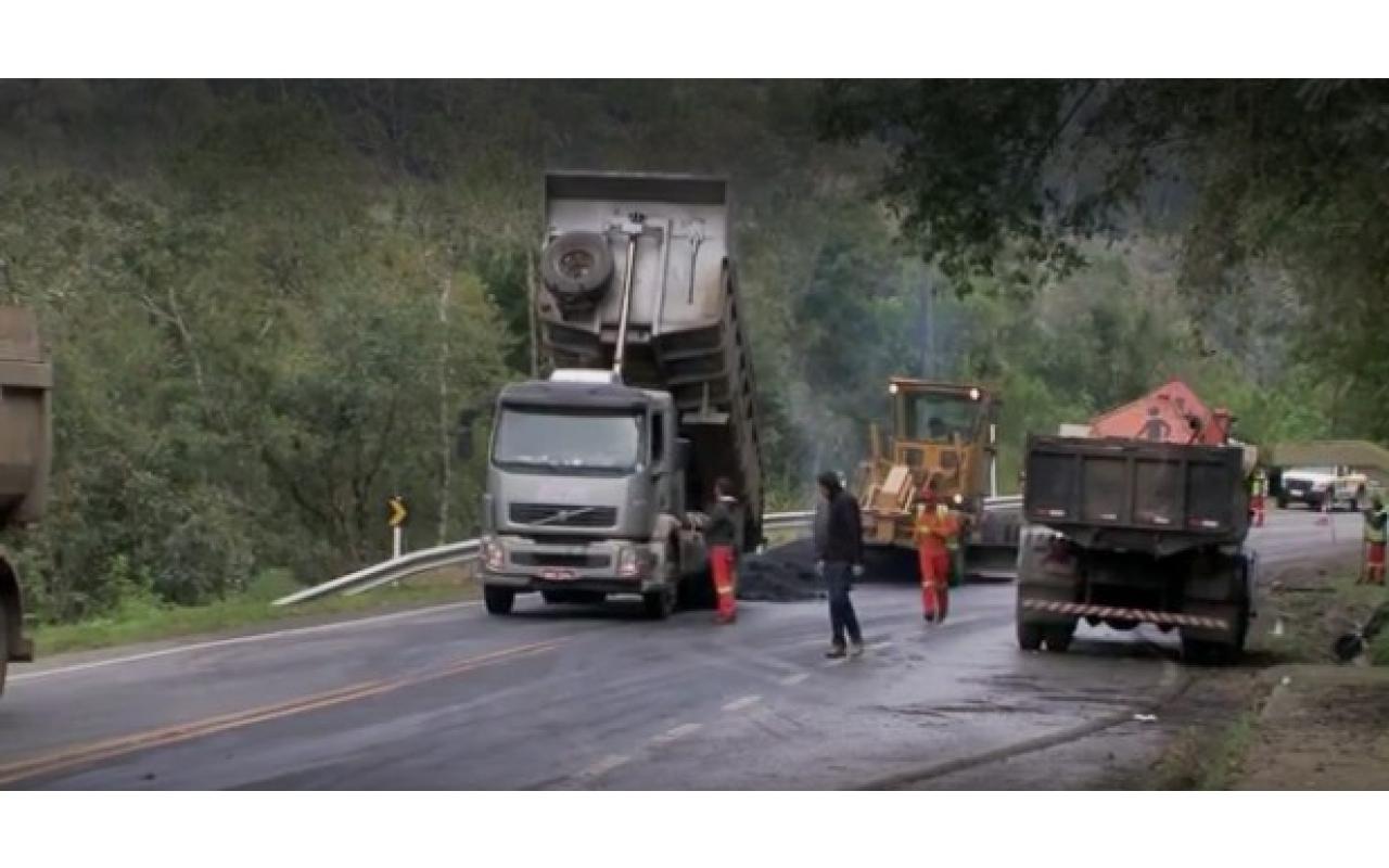 Rodovia SC-427 que liga Rio do Campo e Taió passa por obras emergenciais para tapar rachaduras