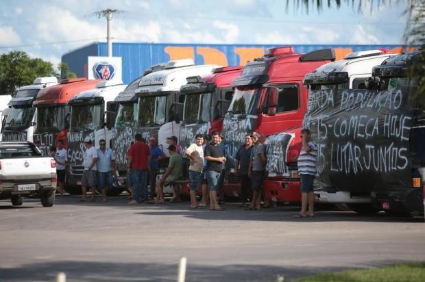 Caminhoneiros em protesto bloqueiam parcialmente 14 rodovias federais 