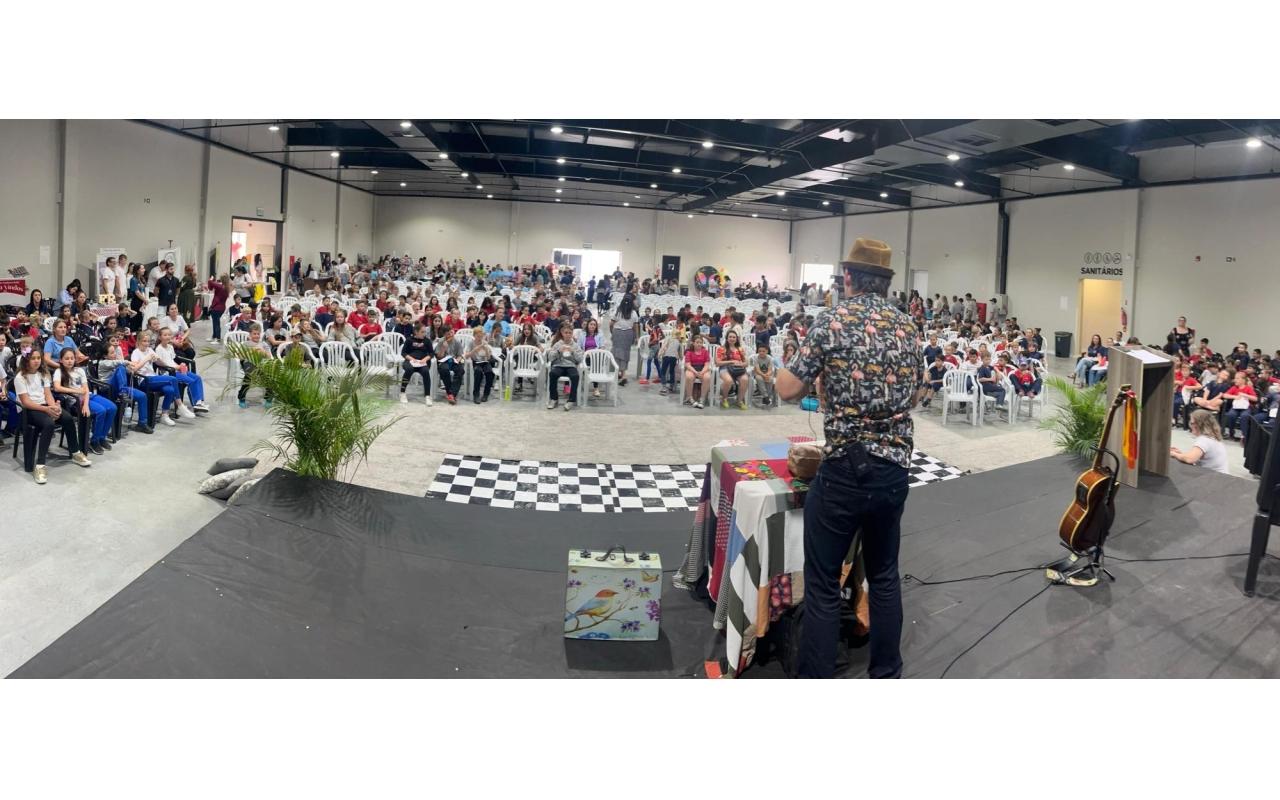 1ª Feira Regional e Municipal do Livro de Ituporanga abre com apresentações