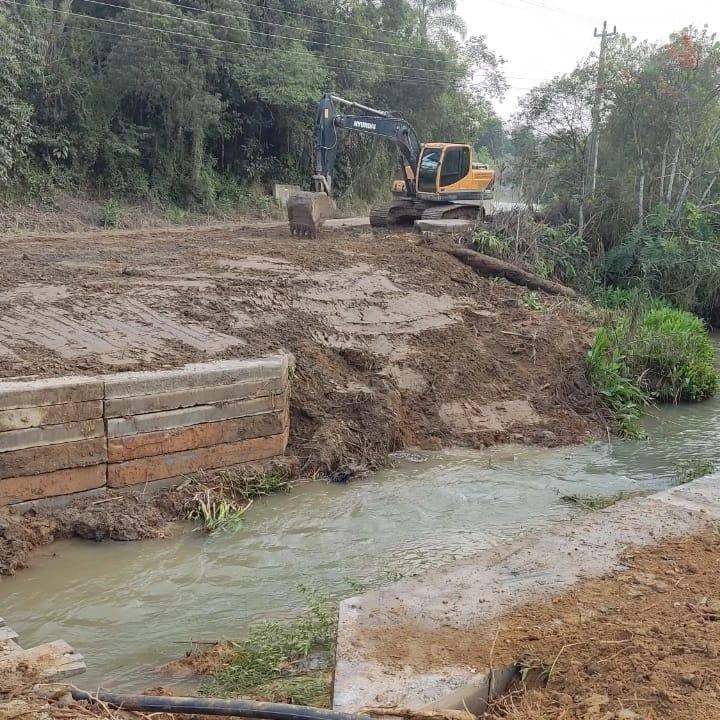 10 kits de pontes adquiridos pela administração de Aurora junto com a Defesa Civil começam a ser instalados