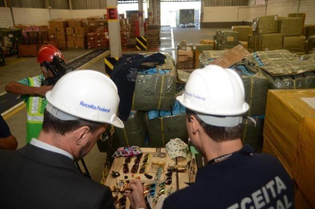 Receita Federal apreende 21 toneladas de produtos falsificados em terminal portuário de Navegantes