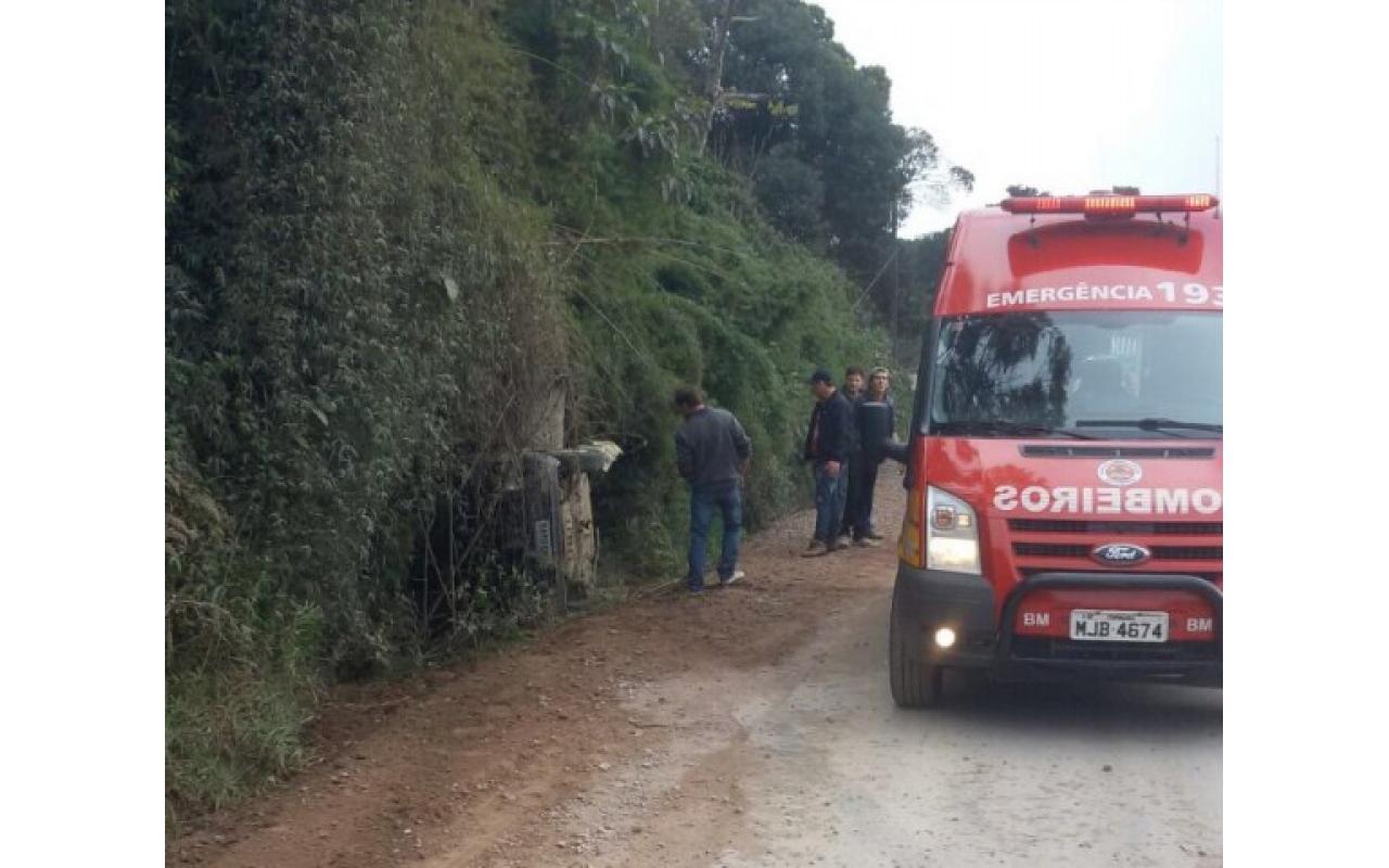 Acidentes: Carreta tomba no Cerro Negro e veículo capota na Bela Vista