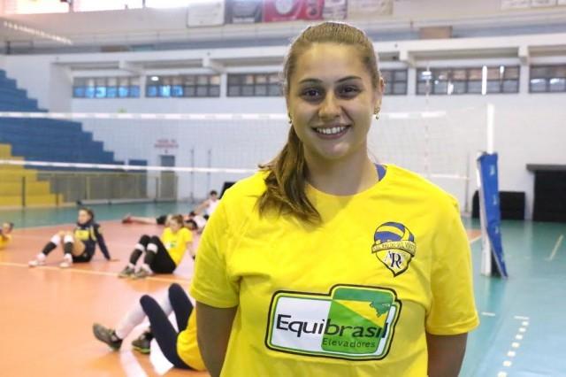 Reforço: Levantadora Giovana se apresenta ao time de Rio do Sul