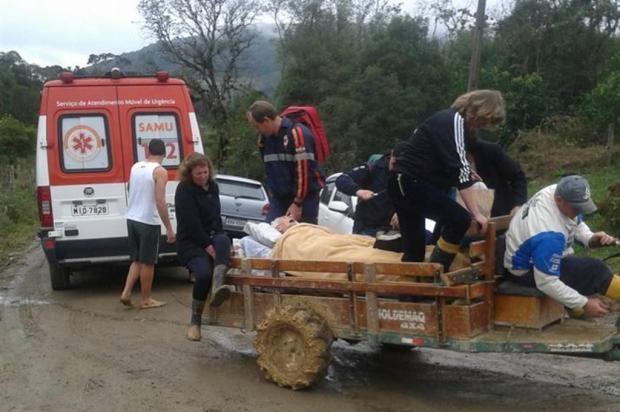 Com lama em estrada, idoso precisa ser levado de microtrator a ambulância em Rancho Queimado 
