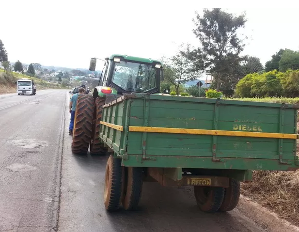 Garoto de 13 anos é flagrado dirigindo trator na BR-282, no Oeste