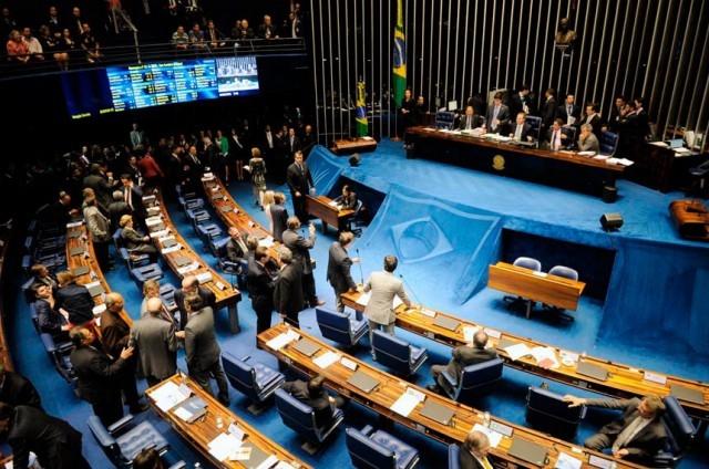 Câmara aprova redução da idade mínima para governador, deputado e senador