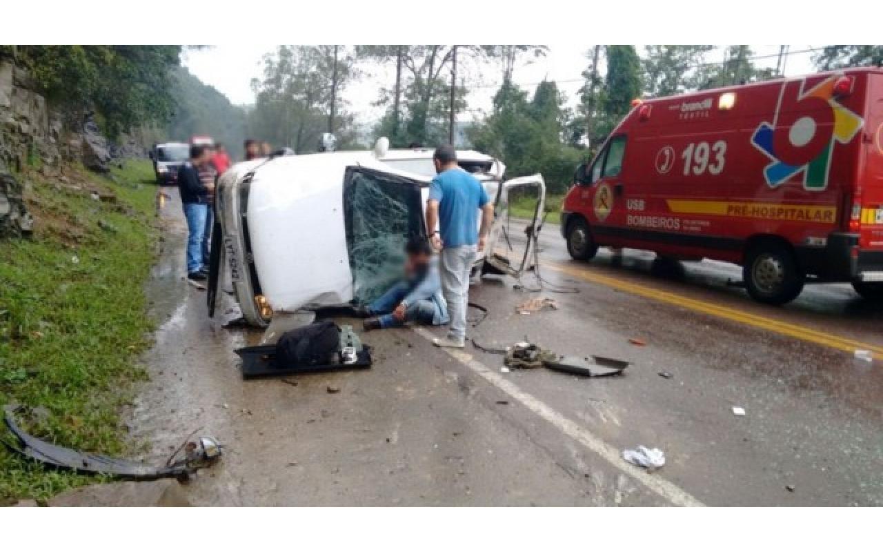 BR-470: Homem morre após capotamento de veículo em Apiúna