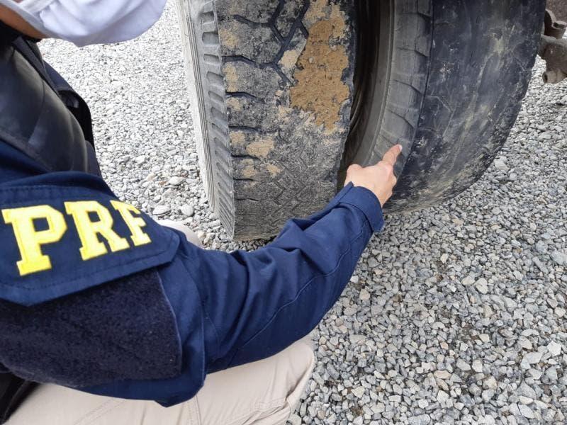 26 motoristas são multados por andar com caminhões mal conservados na BR-470, em Navegantes