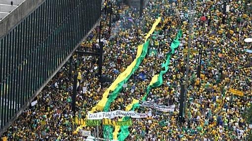 Manifestações contra Dilma levam multidão às ruas do País 