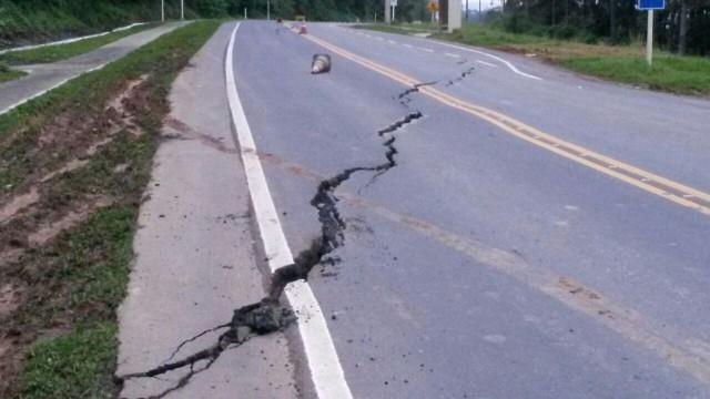 Rachadura se abre na SC-427, entre Rio do Campo e Taió, no Alto Vale do Itajaí