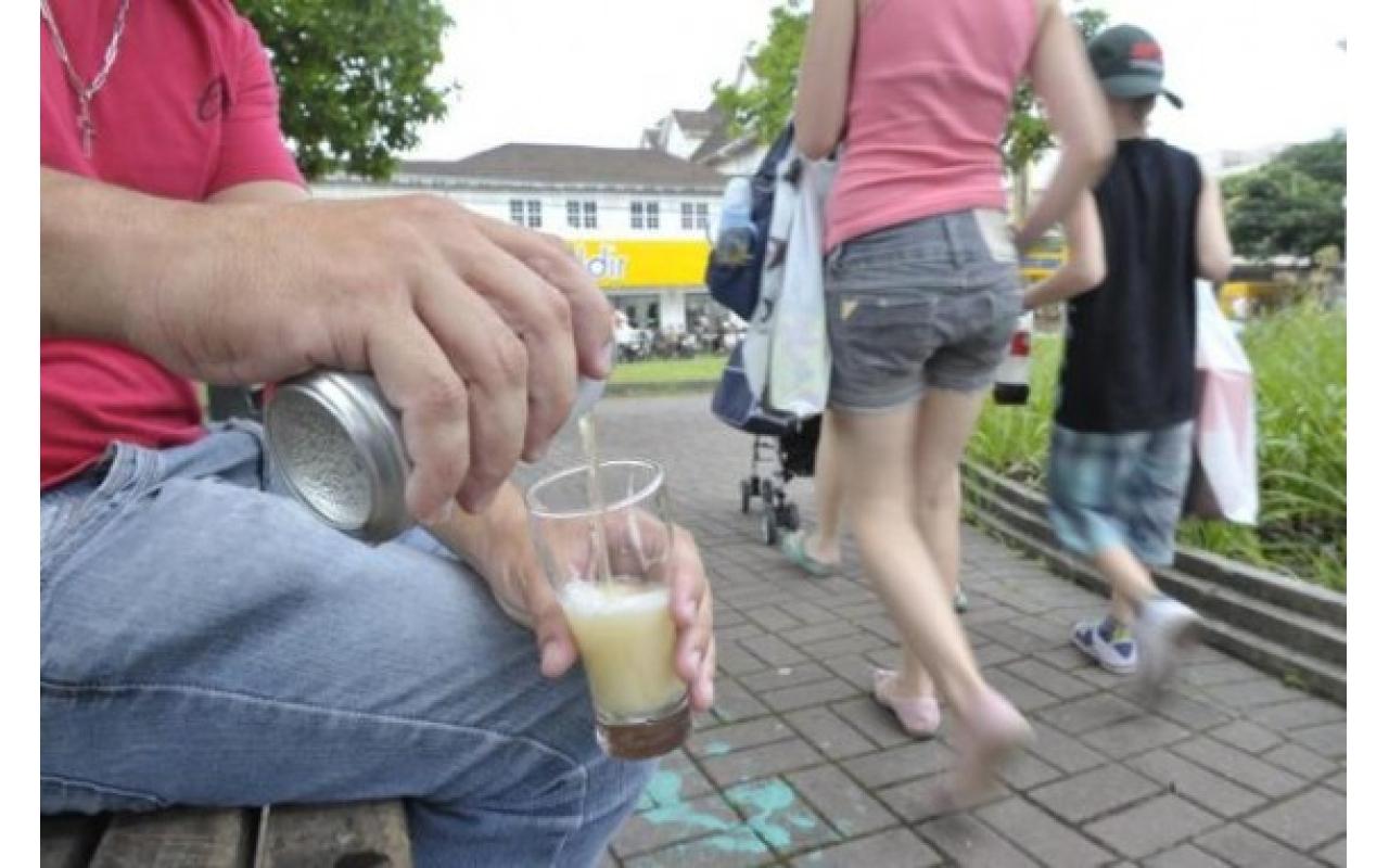 Proposta que proíbe consumo de bebida em local público será apresentada em Rio do Sul