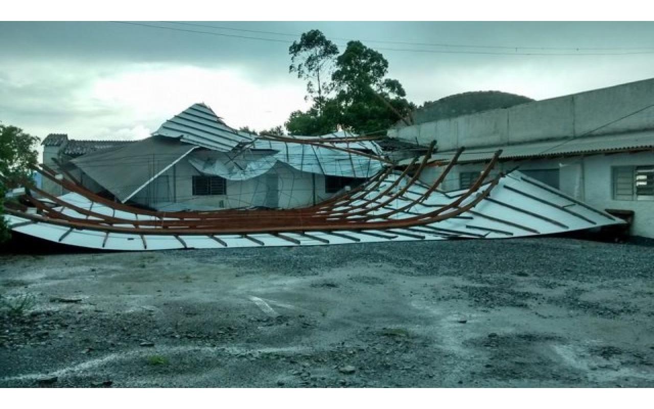 IMBUIA - Temporal destrói estrutura do salão da comunidade de Vista Alegre e causa prejuízos de mais de R$ 150 mil