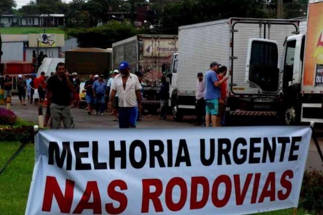 Caminhoneiros bloqueiam passagem de cargas perecíveis no Oeste de Santa Catarina