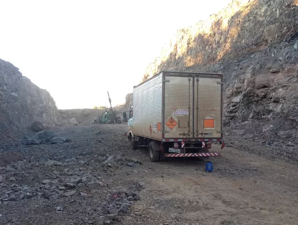 Suspeitos fazem furtos em caminhão roubado com 2 toneladas de dinamite 