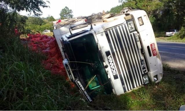 Duas carretas tombam na BR-470