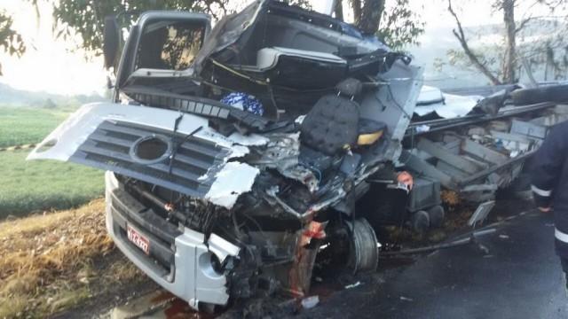 BR 470: Jovem morre em acidente envolvendo três caminhões