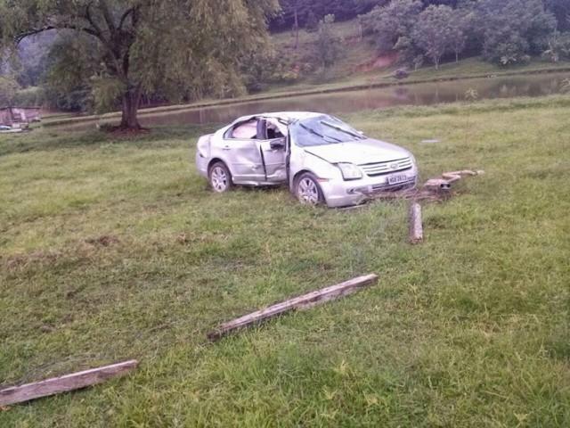 Carro sai da pista, colide em cerca e árvore entre Agrolândia e Trombudo Central