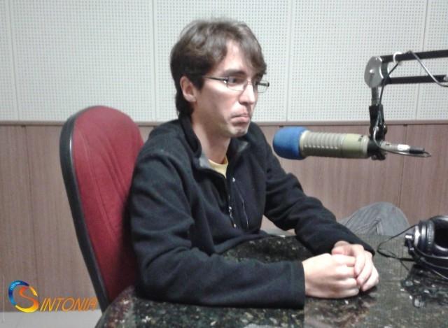 Repórter de programa da Rede Globo visita estúdios da Sintonia