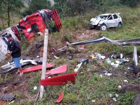 Pai e filho morrem após acidente na BR-470, em Pouso Redondo