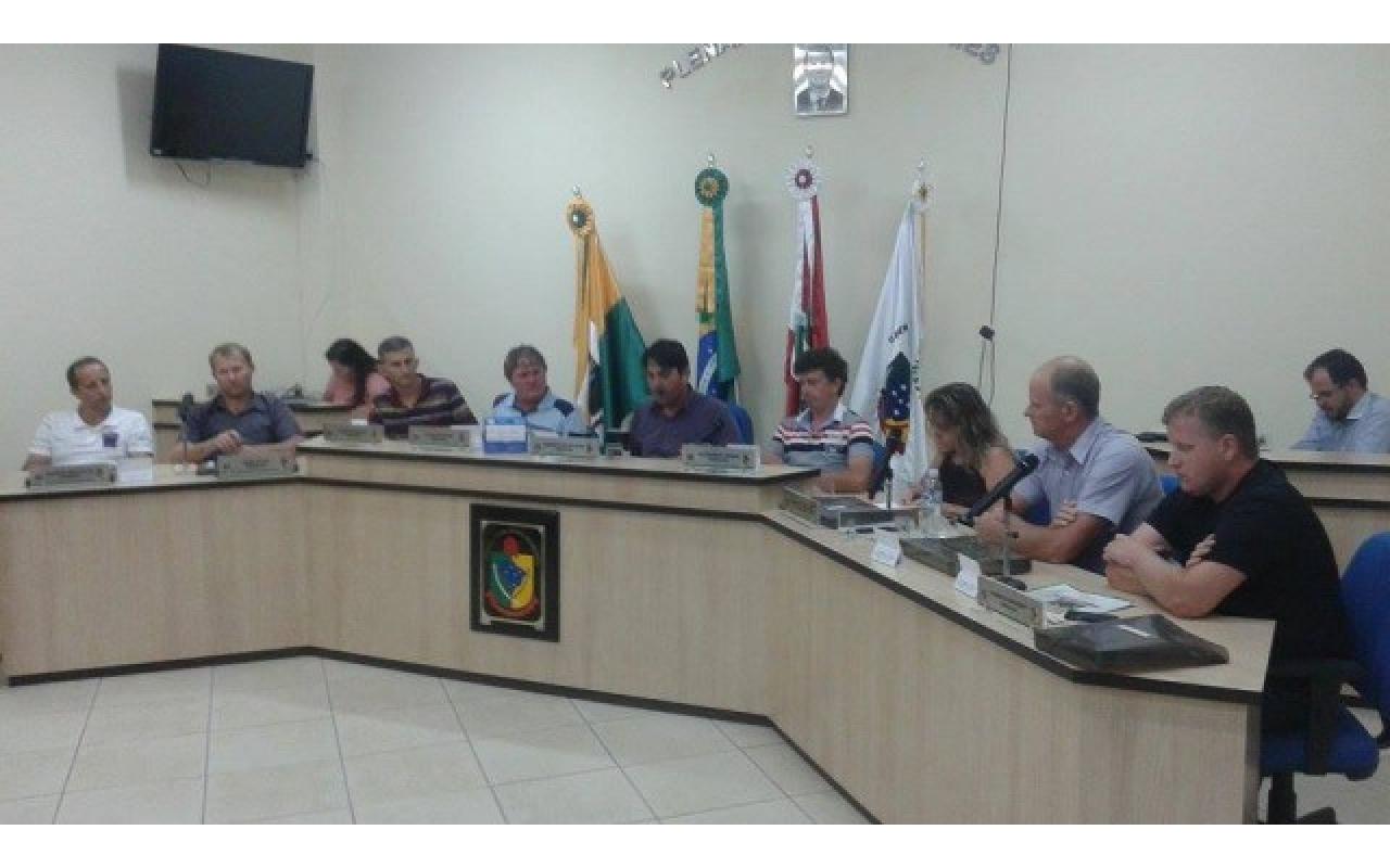 AURORA: Vereador cobra que administração identifique veículos da prefeitura