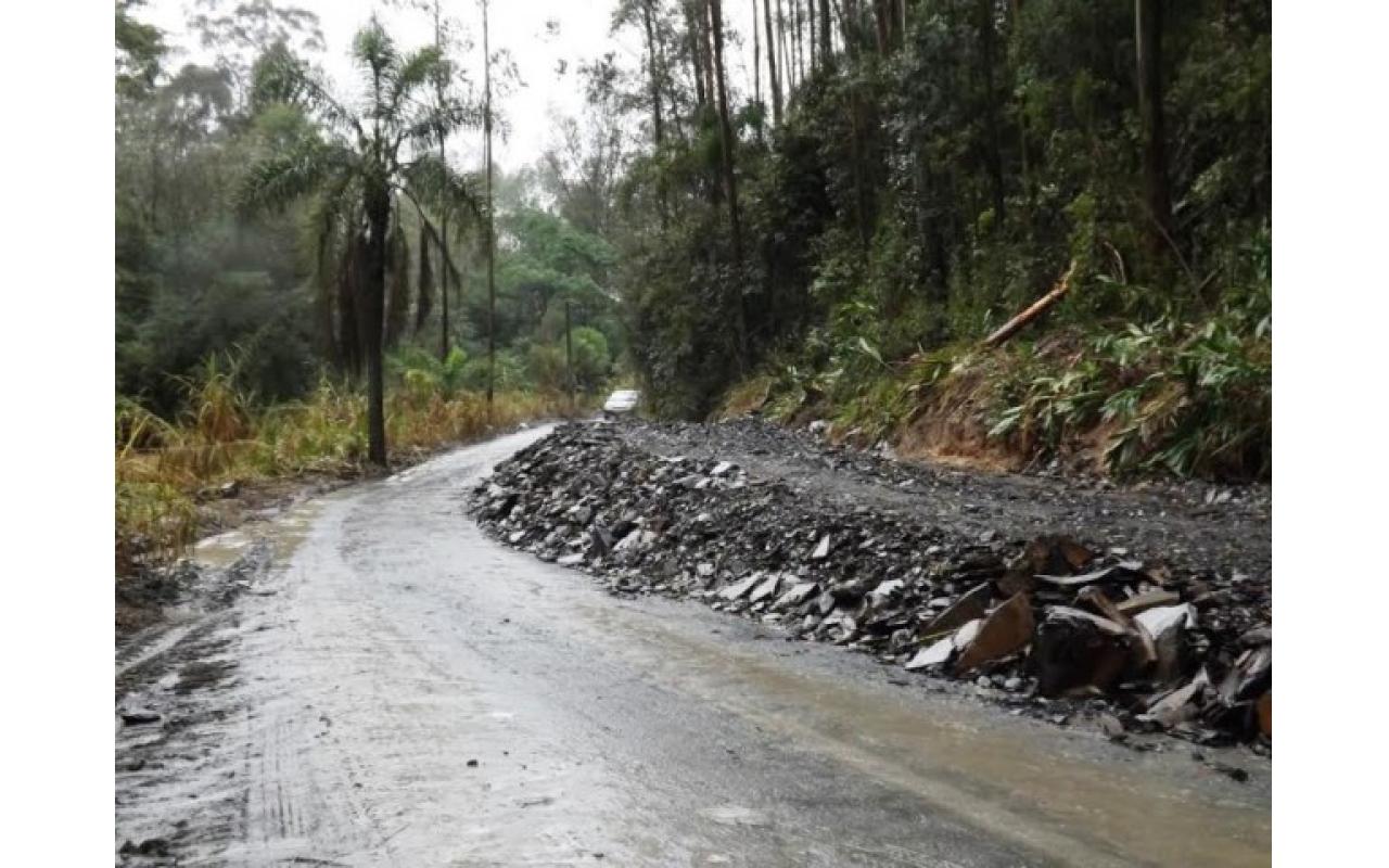 Motoristas que trafegam pela estrada geral do Molungú em Vidal Ramos precisam ter cautela