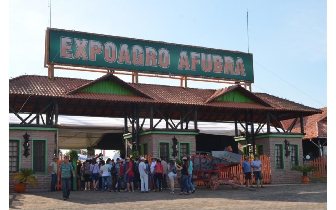 Alunos de Atalanta representam a região da cebola em evento no Rio Grande do Sul