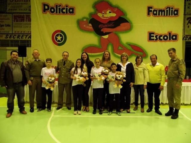 Proerd: Estudantes de Petrolândia são premiados em concurso de redação