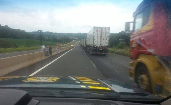 Caminhoneiros bloqueiam BR-116 em Lages, perto do Posto Ampessan