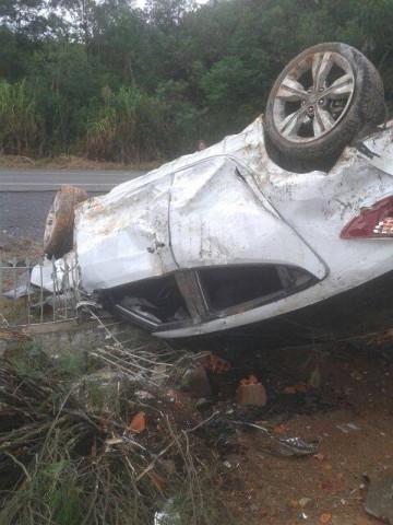 Veículo sai de pista e capota em Ituporanga