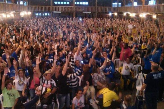 Professores estaduais de SC decidem pela continuação da greve