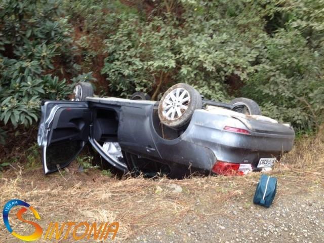 Veículo sai de pista e capota na SC-350 em Alfredo Wagner