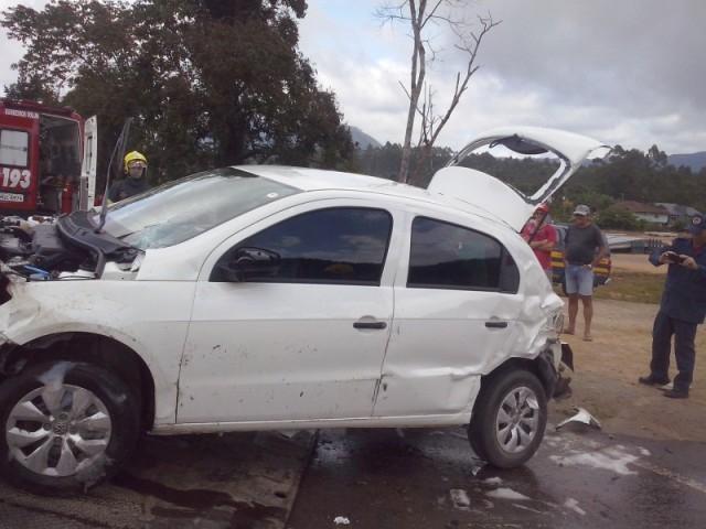 Carro com cinco ocupantes capota na BR-470, em Lontras
