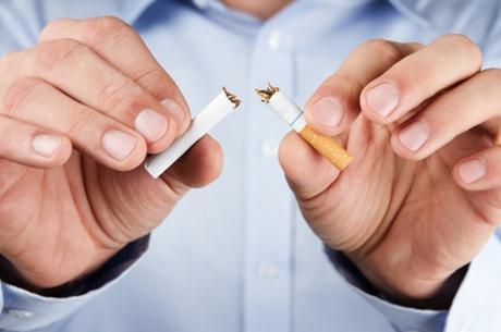 Comissão da Câmara aprova multa de R$ 100 para quem jogar bituca de cigarro no chão