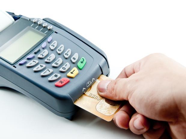 Senado aprova proposta que permite cobrança diferenciada em pagamentos com cartão de crédito