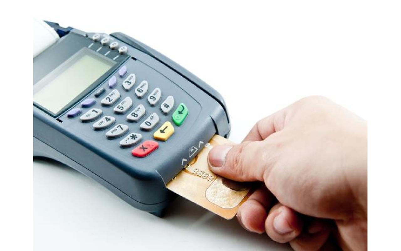 Senado aprova proposta que permite cobrança diferenciada em pagamentos com cartão de crédito