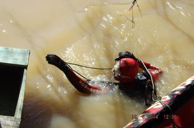 Bombeiros encontram veículo e um dos desaparecidos no rio Itajaí do Oeste