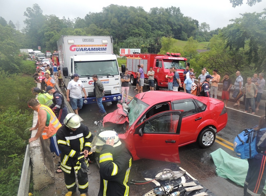 Acidente na ponte da divisa de Ascurra com Rodeio deixa duas vítimas graves e um óbito
