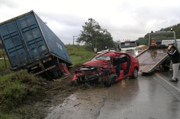 Acidente entre dois caminhões e um carro mata uma pessoa na BR-470 em Gaspar