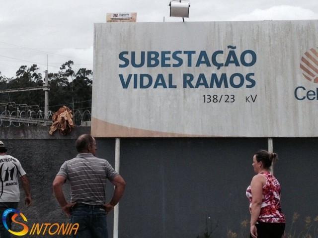 Sem energia elétrica desde sábado (17) agricultores bloqueiam rodovia Vidal Ramos