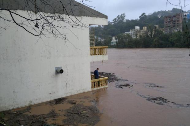 Rio do Peixe sobe 40 centímetros por hora e moradores começam retirar móveis de casa no Meio-Oeste