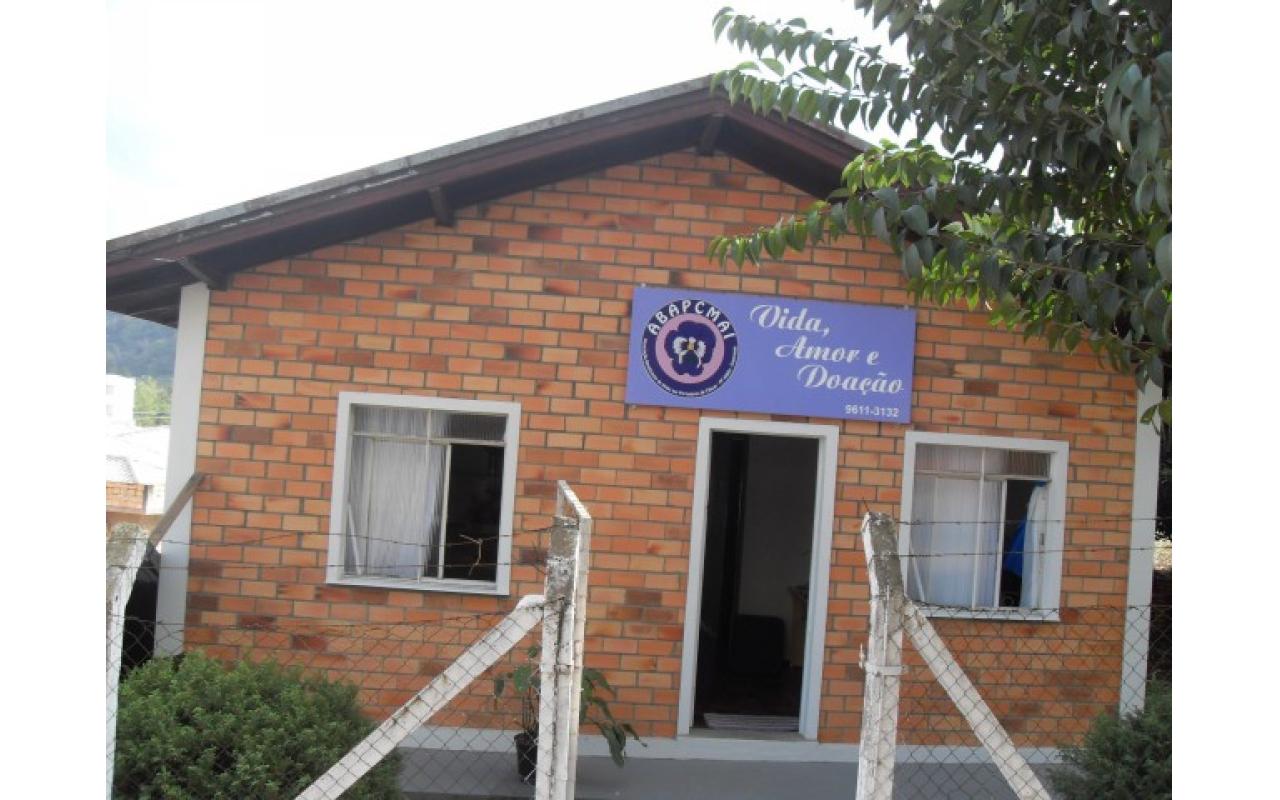 Associação de Apoio aos Portadores de Câncer de Ituporanga adquiri terreno para construção de sede própria