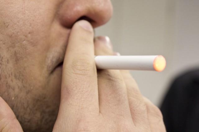 Cigarro eletrônico ocupa espaço de cigarro produzido com Tabaco