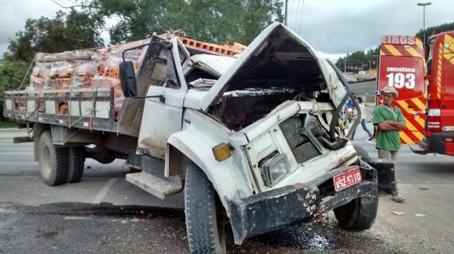 Caminhão de Ituporanga se envolve em acidente na BR-470