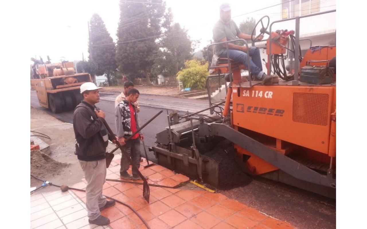 Empresa inicia colocação de manta asfáltica na Rua Avelino Ludwig no centro de Imbuia