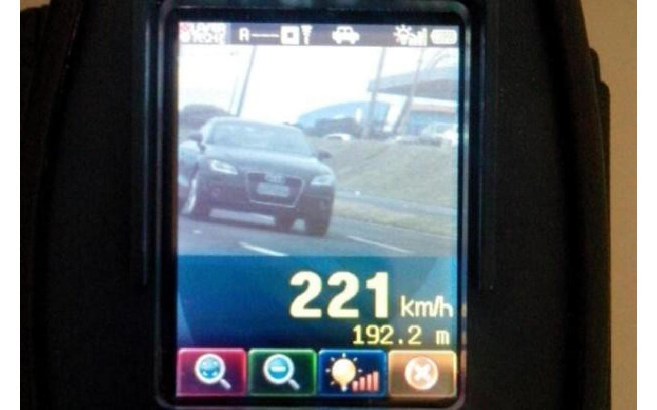 Polícia Rodoviária Federal flagra veículo a 221 km/h no Paraná