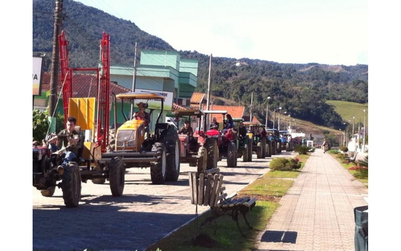 Festa do Colono e Motorista de Leoberto Leal é encerrada com show e sorteio de brindes